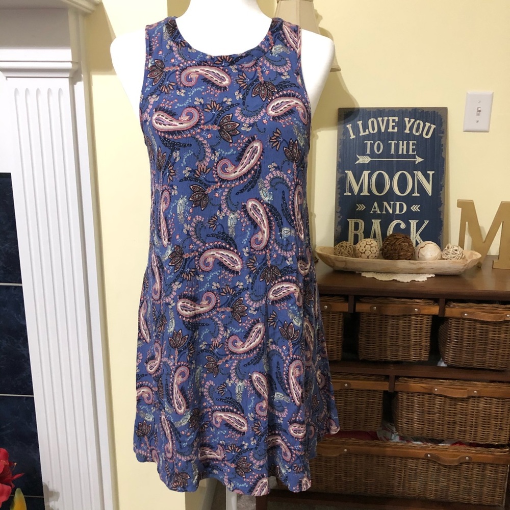 Paisley shift dress with back opening size Medium.